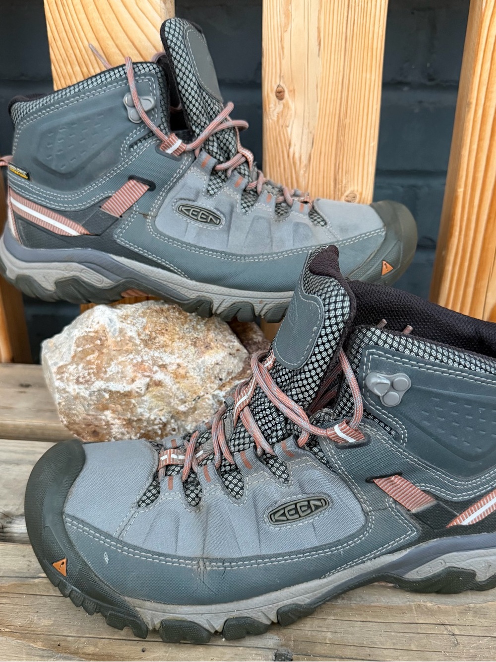 Keen Women 11 hiking Shoes gray & salmo laces Subcategory
